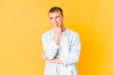 Beyaz tenli yakışıklı adam rahatlamış fotokopi odasına bakan bir şey düşünüyor..