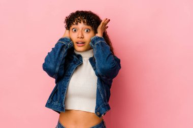 Genç Afrikalı Afro-Amerikan kadın kulaklarını kapatıyor ve çok yüksek ses duymamaya çalışıyor..