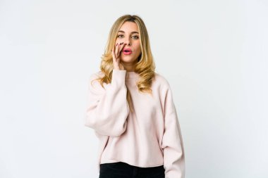 Beyaz tenli sarışın kadın bağırıyor, gözleri açık ve elleri gergin..