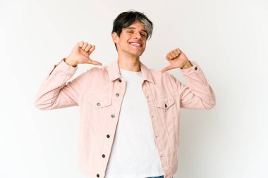 Genç, sıska İspanyol adam gururlu ve kendinden emin hissediyor..