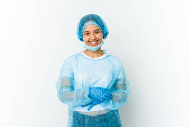 Genç cerrah Latin kadın beyaz arka planda izole edilmiş gülüyor ve eğleniyor..