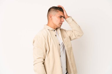 Beyaz tenli yakışıklı bir adam bir şeyi unutuyor. Alnına avuç içiyle vurup gözlerini kapıyor..