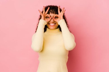 Genç Afrikalı Amerikalı Afro kadın heyecanlı. Gözünü dört aç..