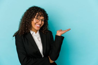 Genç Afrikalı Afro-Amerikan kadın, izole edilmiş, bir avuç içinde fotokopi alanı gösteriyor ve belinde bir el daha tutuyor..