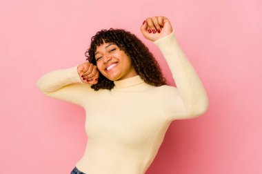 Genç Afrikalı Afro-Amerikan kadın yalnız dans ediyor ve eğleniyor..