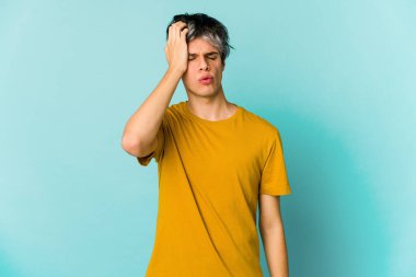 Renkli arka planda poz veren sıska, genç bir İspanyol. 