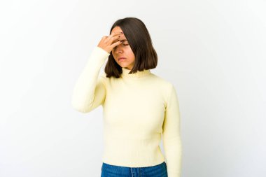 Genç melez kadının başı ağrıyor, yüzüne dokunuyor..