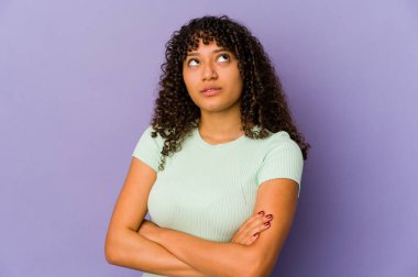 Genç Afrikalı Afro-Amerikan kadın tekrar eden bir görevden yoruldu..