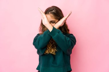 Kafkasyalı genç bir kadın iki kolu çapraz tutuyor, inkar kavramı..