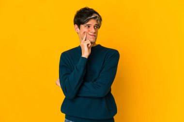 Genç, sıska İspanyol bir adam, bir strateji planlıyor, bir iş yolu düşünüyor..