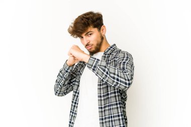 Beyaz arka planda genç bir Arap bir tartışma yüzünden yumruk, öfke, kavga atıyor, boks yapıyor..