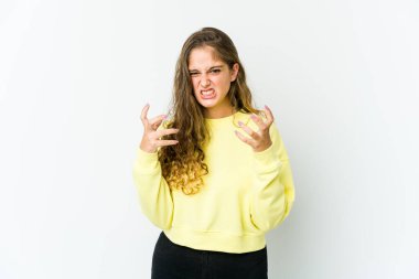 Genç beyaz kadın gergin elleriyle çığlık atıyor..