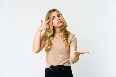 Genç, beyaz, sarışın bir kadın elinde bir ürün tutuyor..