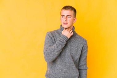 Genç beyaz yakışıklı adam virüs veya enfeksiyon yüzünden boğaz ağrısı çekiyor..