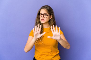 Beyaz tenli hoş bir kadın, tiksinti ifadesi gösteren birini reddediyor..