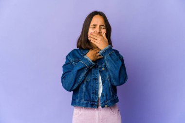 Genç melez kadın virüs ya da enfeksiyon yüzünden boğaz ağrısı çekiyor..