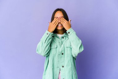 Genç melez kadın elleriyle gözlerini kapatıyor, gülümseyerek bir sürpriz bekliyor..