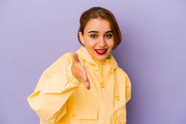 Genç Arap melez kadın selamlaşmak için kameraya elini uzatıyor..