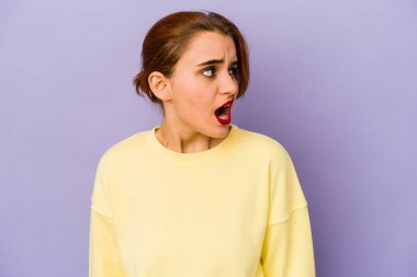 Genç Arap melez kadın çok kızgın, öfkeli, hayal kırıklığına uğramış.