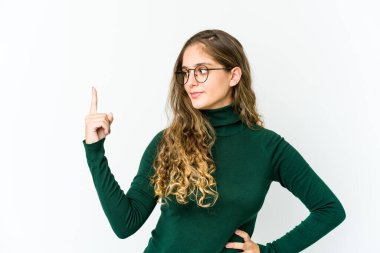 Kafkasyalı genç bir kadın seni işaret ediyor. Sanki seni davet ediyormuş gibi..