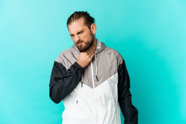 Uzun saçlı genç adam virüs ya da enfeksiyon yüzünden boğaz ağrısı çekiyor..