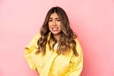 Kafkasyalı genç bir kadın karaciğer ağrısı çekiyor, karnı ağrıyor..