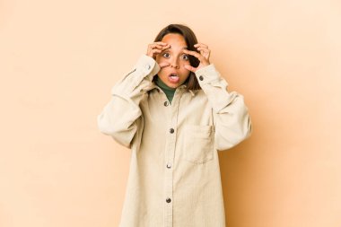 Genç İspanyol bir kadın izole edilmiş, gözlerini açık tutarak bir başarı fırsatı arıyor..