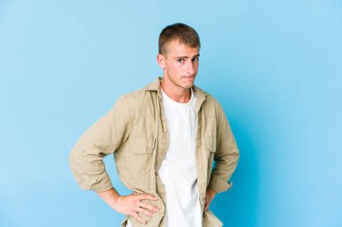 Kafası karışmış, genç, beyaz, yakışıklı bir adam..