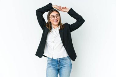 Kafkasyalı genç bir iş kadını kollarını açmış, rahat bir konumda..