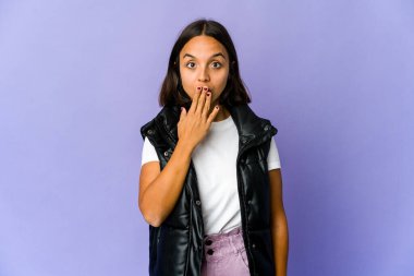 Genç melez kadın şok oldu. Ağzını ellerle kapattı. Yeni bir şey keşfetmek için sabırsızlanıyordu..