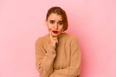 Genç Arap melez kadın şüpheli ve şüpheci bir ifadeyle yana bakıyor..