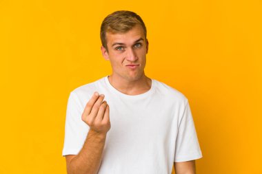 Beyaz tenli yakışıklı bir adam parasız olduğunu gösteriyor..