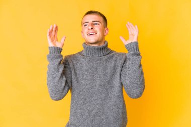 Genç, beyaz, yakışıklı, neşeli, gülen bir adam. Mutluluk kavramı.