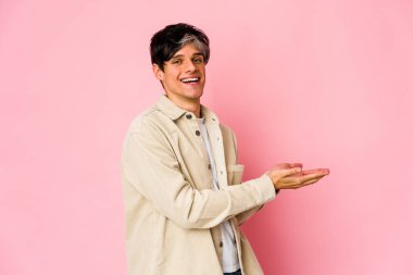 Genç, sıska, İspanyol bir adam avucunun içinde bir kopya alanı tutuyor..