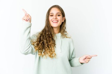 Kafkasyalı genç kadın farklı kopya alanlarını gösteriyor, birini seçiyor, parmaklarıyla gösteriyor..