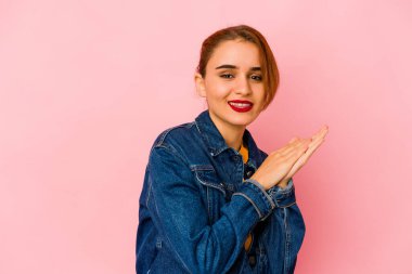 Genç Arap melez kadın enerjik ve rahat hissediyor ellerini ovuşturuyor kendinden emin..