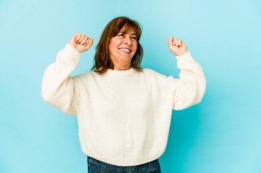 Üst düzey beyaz kadın zafer kazandıktan sonra yumruğunu kaldırdı..