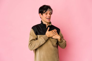 Genç, sıska İspanyol bir adam, dost canlısı bir ifadeye sahip, avuçlarını göğsüne bastırıyor. Aşk konsepti.