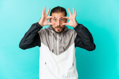 Uzun saçlı genç adam bir başarı fırsatı bulmak için gözlerini açık tutuyor..