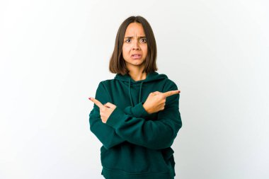 Genç melez kadın iki seçenek arasında seçim yapmaya çalışıyor..