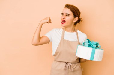 Genç sıska Arap pasta şefi kadın zaferden sonra yumruğunu kaldırıyor, kazanan konsept..