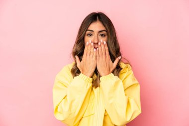 Kafkasyalı genç kadın şok olmuş, ağzı ellerle kaplanmış, yeni bir şey keşfetmek için sabırsızlanıyor..