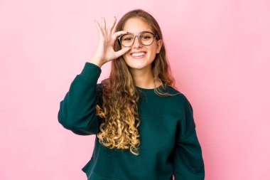 Genç beyaz kadın heyecanlandı. Gözünü dört aç..