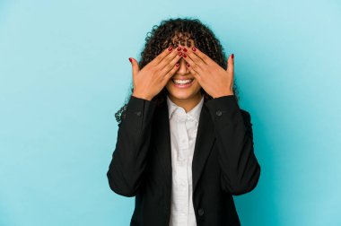 Genç Afrikalı Afro-Amerikan kadın izole edilmiş. Gözleri kapalı, gülümseyerek bir sürpriz bekliyor..