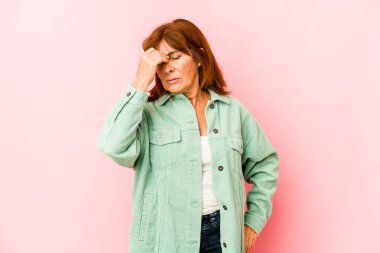 Kafkasyalı üst düzey bir kadın izole edilmiş, başı ağrıyor, yüzüne dokunuyor..