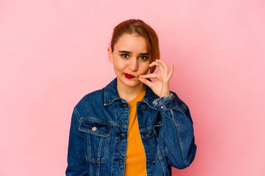 Genç Arap melez kadın, parmakları dudaklarında sır saklıyor..