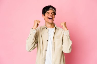 Genç, sıska İspanyol bir adam zaferi, tutkuyu ve coşkuyu kutluyor, mutlu bir ifade..