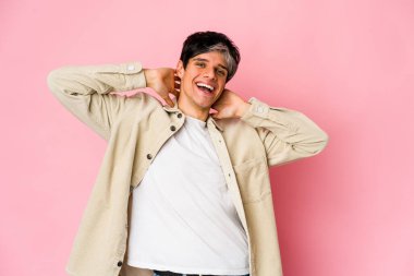 Genç, sıska, kollarını uzatan, gevşemiş bir İspanyol..