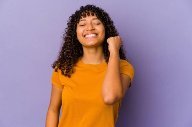 Genç Afrikalı Amerikalı Afro kadın zaferi, tutkuyu ve coşkuyu, mutlu ifadeyi kutluyor..