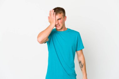 Kafkasyalı yakışıklı bir adam bir şey unutmuş. Alnına avuç içi ve gözlerini kapatmış..